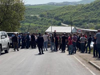 Kirants village residents block Armenia-Georgia interstate road