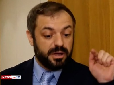 «Սուտ եք խոսում». Պապոյանը հունից դուրս եկավ, երբ լրագրողը հարցրեց՝ ինչու է կինը հավաքի մասնակիցներին անվանել «անասուն»