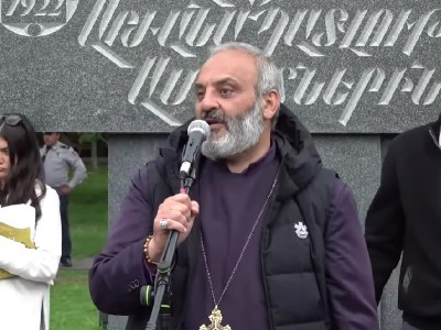 Բագրատ Սրբազանն այս պահին հանդիպում է դասախոսների հետ՝ «Նեմեսիս» հուշակոթողի մոտ (ուղիղ)