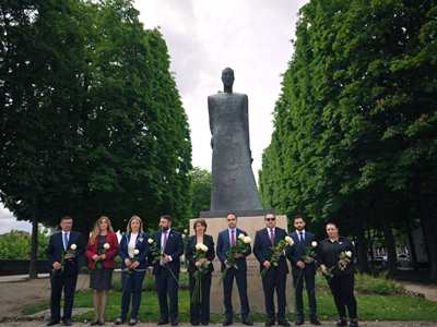Мэр Еревана в Париже возложил цветы к памятнику, посвященному жертвам Геноцида