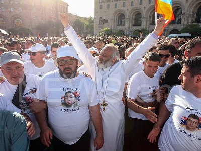 Архиепископ Баграт Галстанян проводит встречу с представителями различных сфер культуры