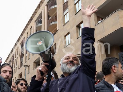 Архиепископ Баграт Галстанян подводит итоги дня во дворе церкви Святой Анны