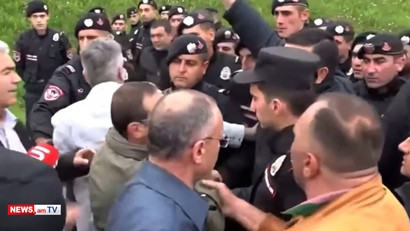 У въезда в Киранц собралось огромное количество полицейских: депутатов по-прежнему не пускают в село