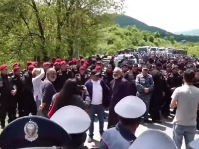 Կարմիր և սև բերետավորներ բերեցին՝ Բագրատ Սրբազանին թույլ չտալու մտնել Կիրանց