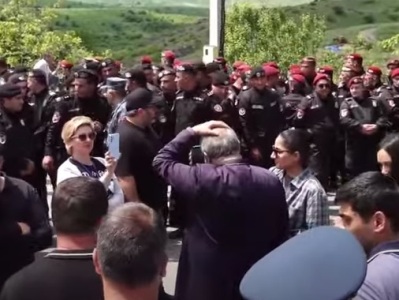 Բագրատ Սրբազանին հաջողվեց շրջանցել ոստիկանական առաջին պատնեշը եւ մոտենալ հաջորդ պատնեշին