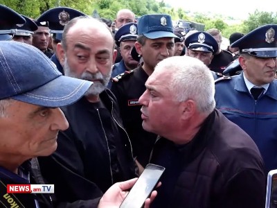 Կիրանց տանող ճանապարհին իրավիճակը լարված է․ ոստիկաններն ու պատգամավորները վիճում են