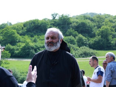 Tavush for the Homeland movement leader Archbishop Galstanyan manages to reach Armenia’s Kirants village
