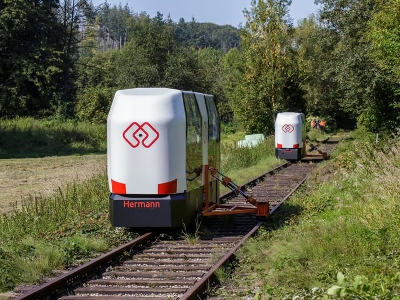 Monorail electric taxi carriages developed in Europe