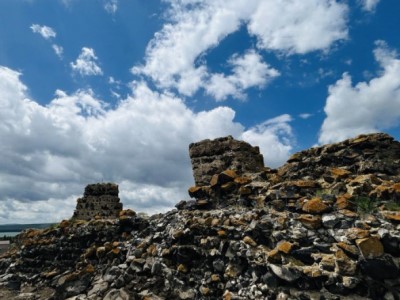«Բերդկունք» ամրոցի պարսպապատից դուրս հայտնաբերվել է 13-րդ դարի նետասլաք, ապակյա ապարանջաններ, կավանոթների բեկորներ