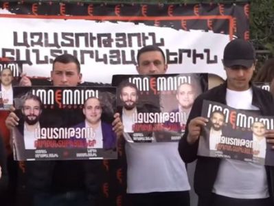 «Ազատություն՝ քաղբանտարկյալներին» վանկարկումներով և ցուցապաստառներով պիկետ՝ դատարանի դիմաց