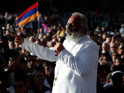 Архиепископ Баграт Галстанян подводит итоги дня во дворе церкви Сурб Анна