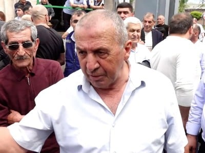 «էսի քուչի բազա՞ռ ա, թե՞ ռազբիրատ. Մենք նոր տնօրենին չենք ուզում, թող ազատվի, գնա». Գործադուլ հայտարարծ ավտոբուսի վարորդ