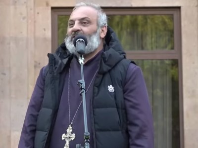 Архиепископ Баграт Галстанян подводит итоги дня во дворе церкви Сурб Анна