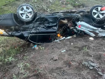 Երևան-Գյումրի ճանապարհին BMW-ն դուրս է եկել երթևեկելի գոտուց, բախվել երկաթե արգելապատնեշներին և գլխիվայր շրջվել