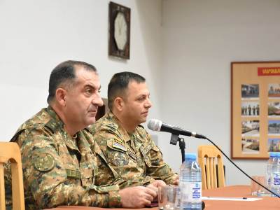 Начальник Генштаба ВС Армении рассказал школьникам о преимуществах офицерского звания
