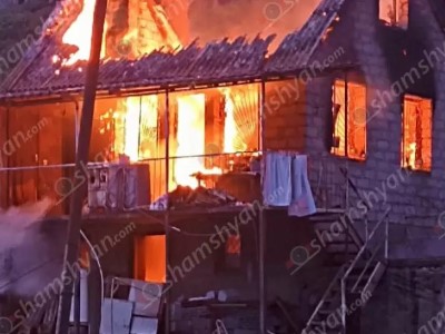 В селе Пюник Котайкской области загорелся двухэтажный дом