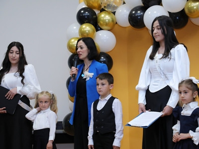 Ամուր գրկեք ձեր ընկերներին, շնորհակալություն հայտնեք ուսուցիչներին. Ժաննա Անդրեասյանը շնորհավորել է շրջանավարտներին