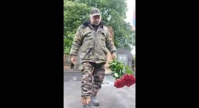 Կիրանցում գյուղացիներից մեկը հեռացրել է Նիկոլ Փաշինյանի՝ Կիրանցի զոհերի հուշարձանին դրված ծաղիկները