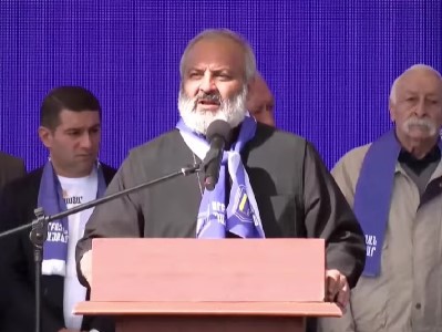 «Մեկ րոպե լռությամբ հարգենք մեր զոհի կամ զոհերի հիշատակը». Հանրահավաքը սկսվեց զանգերի ղողանջյունով եւ աղոթքով
