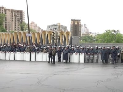 Կառավարական առանձնատների մոտ ոստիկանական ուժերը մի քանի շարքով պատ են կազմել