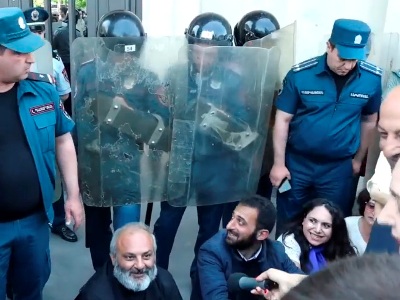 «Հոգնել եմ, մի քիչ նստեմ, գնամ». Սրբազանը ռադիոտան մոտ նստեց վահաններով զինված ոստիկանների դիմաց