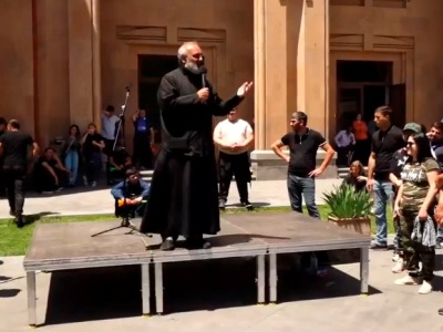 Մանե Թանդիլյանին են գետնին տապալել. Բագրատ Սրբազան