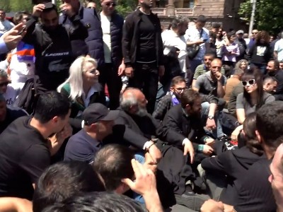 Բագրատ Սրբազանի առաջնորդած երթի մասնակիցները նստեցին դեպի Պարոնյան տանող փողոցի խաչմերուկում