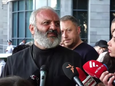 Ոստիկանապետը, որ ցուցարարին լակոտ է ասում, իրան ինչ էլ ասենք տեղին է. Բագրատ Սրբազան