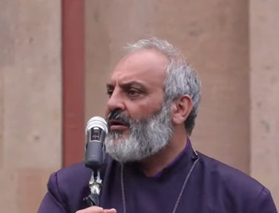 Archbishop Galstanyan, supporters are in Sardarapat to prevent Armenia PM from entering memorial