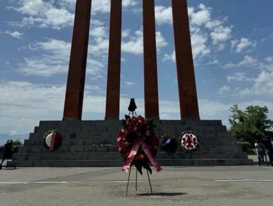 Wreath on behalf of Armenia ex-President Serzh Sargsyan is laid at Sardarapat Memorial