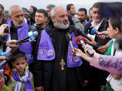 Ոչ խելք ունեն, ոչ կենսագրություն. իրենց երազանքները սահմանափակվում են թանկարժեք տներով ու մեքենաներով. Սրբազան