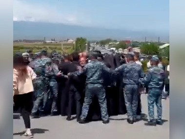 Police attempt to prevent Catholicos of All Armenians from entering Sardarapat Memorial