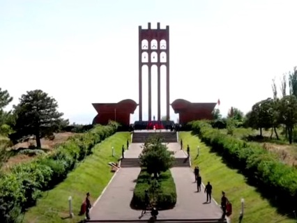 Armenia PM visits Sardarapat Memorial on Republic Day