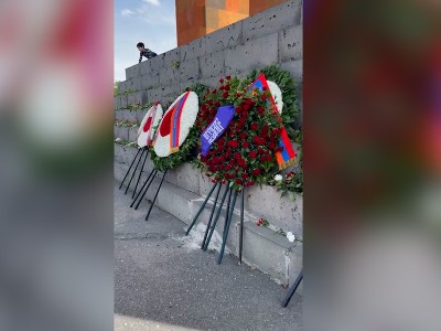 Քաղաքացիները «Սրբազան պայքար» գրությամբ ծաղկեպսակով ծածկել են Փաշինյանի անունից դրված ծաղկեպսակը