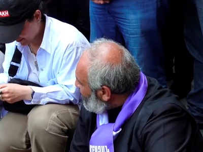 Բագրատ Սրբազանը ու ցուցարարները նստեցին ՆԳՆ–ի դիմաց