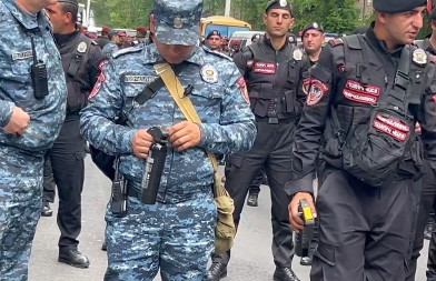 Ոստիկանները պատրաստվում են հատուկ միջոցներ կիրառել հրապարակում հավաքված ժողովրդի դեմ․ «Սրբազան պայքար»