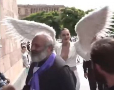 Դեմքը նայեցի, տեսա՝ հրեշտակի թեւերովը մերոնց հետ կապ չունի, ուրիշ հրեշտակ էր. Ոստիկաններն էլ էին ուրախացել. Սրբազան