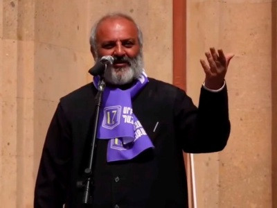 Archbishop Galstanyan, supporters start march in downtown Yerevan
