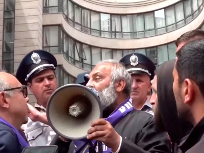 Things get tense outside Armenia MFA