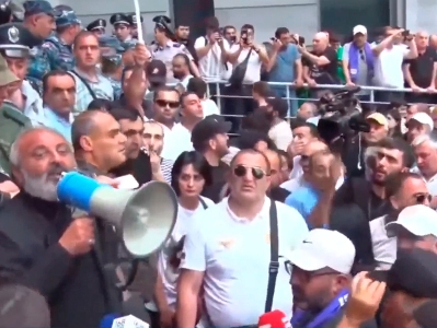 «Արարատ Միրզոյան, էսքանը քո վզին ա, իմացիր, վախկոտ, այ ստրուկ». ԱԳՆ-ի դիմաց լարվածությունը չի թուլանում