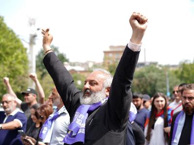 Բագրատ Սրբազանն իր աջակիցների հետ երթով ուղեւորվել է դեպի Սուրբ Աննա եկեղեցու բակ