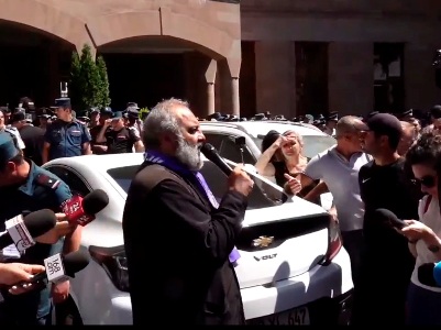 Archbishop Galstanyan demands that Armenia Investigative Committee chair come down to talk to people