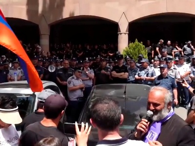 «Գևորգ Պետրոսյան, ասում են՝ խմած եք», «Ես էլ ասում եմ՝ իրանք ուռած են». լարված իրավիճակ՝ ՔԿ-ի դիմաց