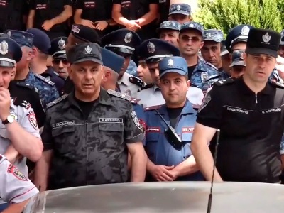 «Խնդալուդ ժամանակը կգա, պարո’ն Խուդինյան», «Ինչ ես տոչկել իմ վրա, յեքա մարդ ես». Վեճ Խուդինյանի և Սրբազանին միջև