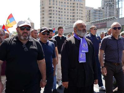Բագրատ Սրբազանի առաջնորդությամբ քաղաքացիները երթով գնում են Սուրբ Աննա եկեղեցու բակ