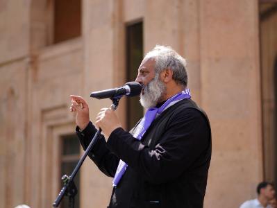 Archbishop Bagrat Galstanyan, supporters going to meeting with ‘very important person’