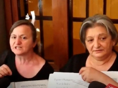 Матери погибших в мирных условиях солдат провели акцию протеста перед зданием правительства