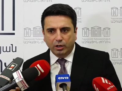 Էդ խի՞ իրեն չտարան, ինքը բխումը հրահրեց, ասեց՝ ինձ էլ ոտքով երկու հոգի հարվածել են. Ալեն Սիմոնյանը՝ Սրբազանի մասին