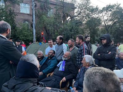 Yerevan Marshal Baghramyan Avenue is closed off by opposition movement