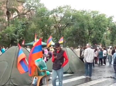 Չնայած հորդառատ անձրեւին, Բաղրամյան պողոտայում մեծ թվով ցուցարարներ կան. Պողոտան փակ է